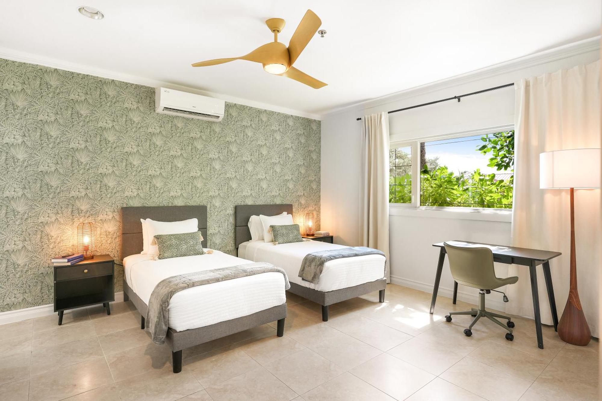 Cobalt Coast Resort West Bay Экстерьер фото