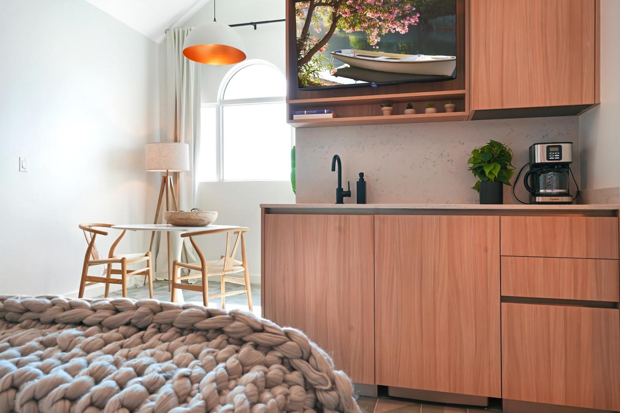 Cobalt Coast Resort West Bay Экстерьер фото